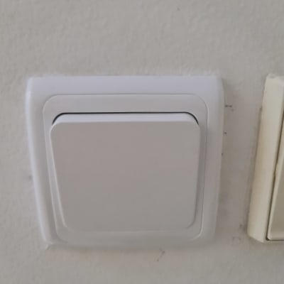 מתג חשמלי לבן על קיר