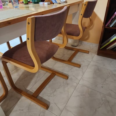 כיסאות עם ריפוד סגול ליד שולחן עץ