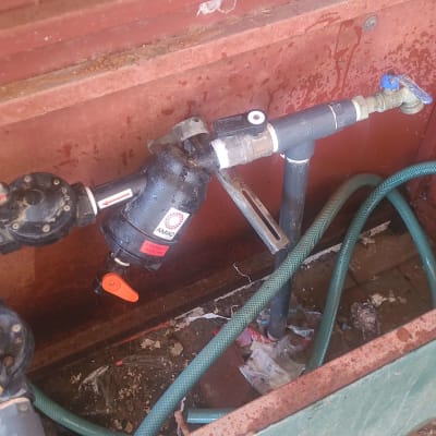 צינורות, ברזים ומסנן במערכת אינסטלציה