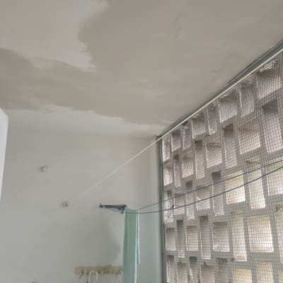 תקרה צבועה חלקית עם כלים תלויים