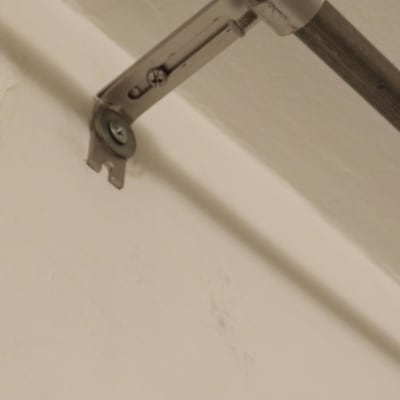 תושבת מתכת עם ברגים על צינור תקרה