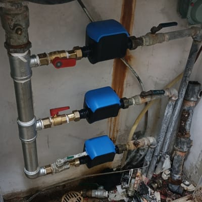 צינורות וכלים מתחת לכיור עם ברזים כחולים