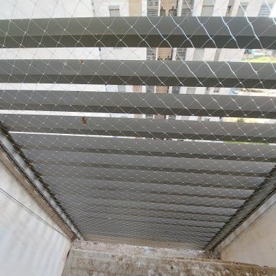 רשת מתכת מותקנת למניעת כניסת יונים