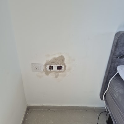 שקע חשמלי בקיר עם חוטים חשופים