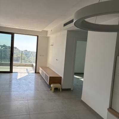 חדר ריק עם קירות לבנים ותקרה חלקה