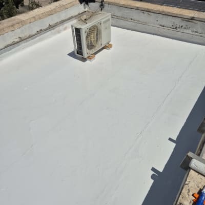 גג אטום עם שכבת איטום לבנה ומזגן
