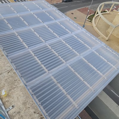 גג פרגולה מותקן מעל מרפסת בבניין מגורים