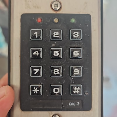 לוח מקשים מתכתי עם כפתורים ותאורה