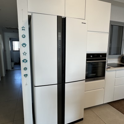 מטבח עם מקרר ותנור, לא מציג עבודה בתחום