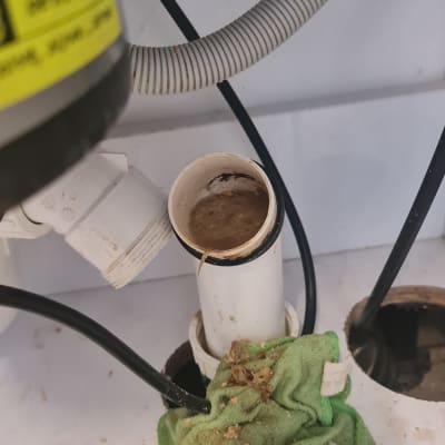 צינור פתוח עם לכלוך ומטלית ירוקה
