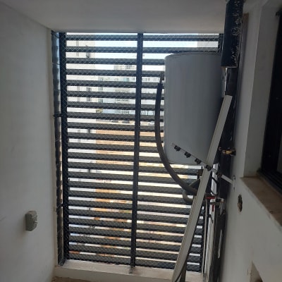 רשת למניעת כניסת יונים במרפסת