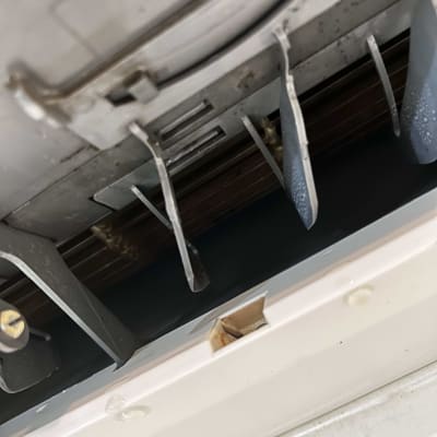 תריסי מזגן פתוחים עם סימני לכלוך