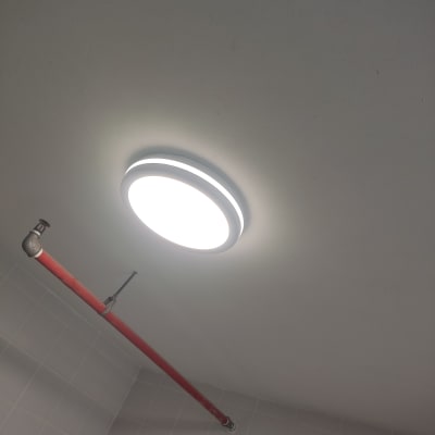 תאורה עגולה מותקנת בתקרה עם צינור אדום