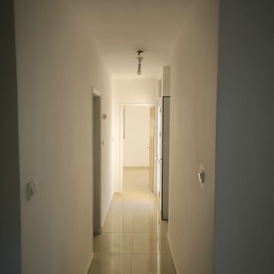 מסדרון ריק עם קירות צבועים ולבן