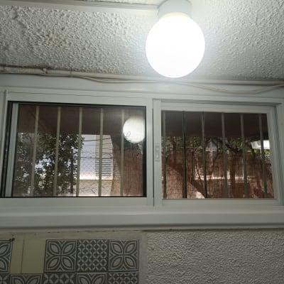 חלון אלומיניום עם סורגים מתכתיים