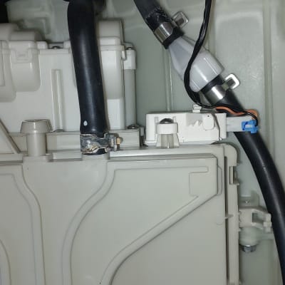 חיבורים חשמליים עם כבלים צבעוניים ומחברים