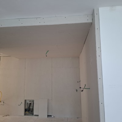 קירות גבס עם חוטי חשמל בולטים