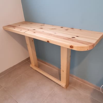 שולחן עץ פשוט עם רגליים תומכות