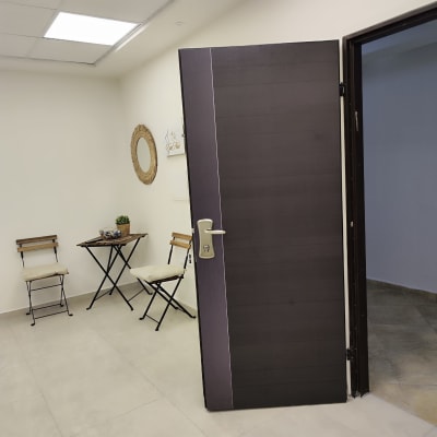 דלת חומה עם ידית כסופה פתוחה למחצה