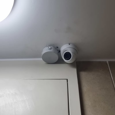 מצלמת אבטחה מותקנת על תקרה ליד קופסת חיבורים