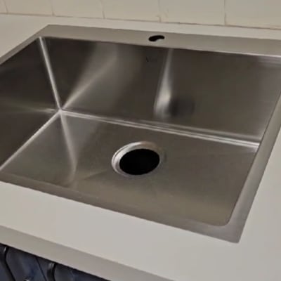 כיור נירוסטה על משטח שיש לבן