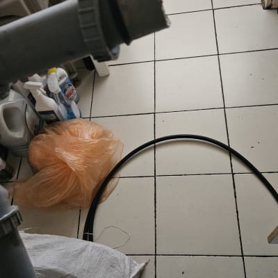 צינור וכלים לניקוי בחדר שירותים