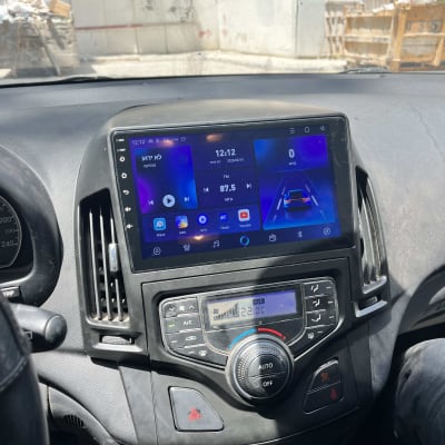מערכת מולטימדיה ברכב עם מסך מגע