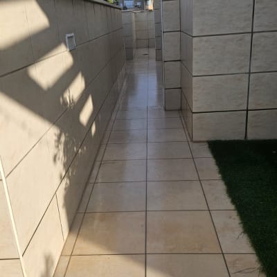 רצפת אריחים אטומה עם קירות אבן בצדדים