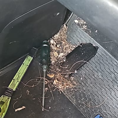 מברג וכלי עבודה על רצפת רכב מלוכלכת