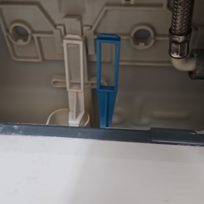 חלקים פנימיים של מיכל הדחה בשירותים