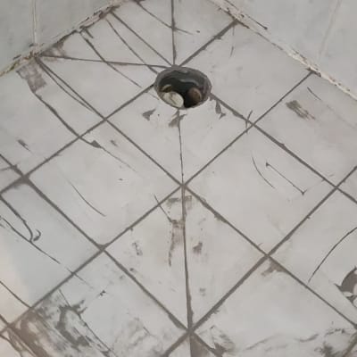 רצפת חדר אמבטיה עם ניקוז גלוי