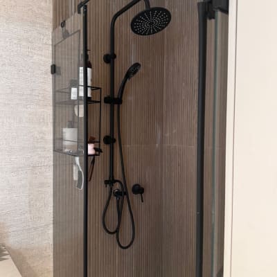 מקלחת עם ראש מקלחת שחור וברזים
