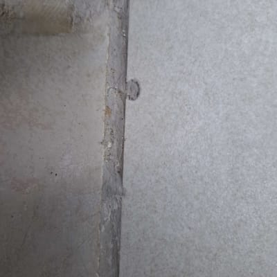 תמונה של קיר עם סימני תיקון או שיפוץ