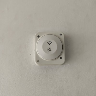 מתג חשמל חכם עם חיבור Wi-Fi מותקן על קיר