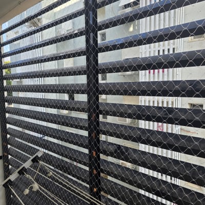 רשת יונים מותקנת על מרפסת למניעת כניסת יונים