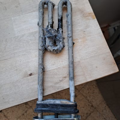 גוף חימום מכוסה באבנית על שולחן עץ