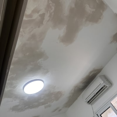 תקרה עם תיקוני צבע וטיח ליד מזגן