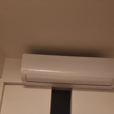 מזגן קיר לבן מותקן על קיר פנימי