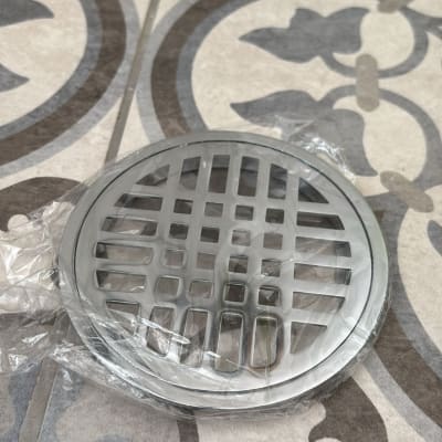 כיסוי ניקוז מתכת על רצפה מעוצבת