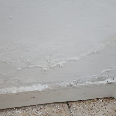 קיר עם קילופי צבע ולחות בפינה