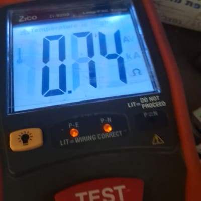 מכשיר למדידת הארקה ועכבת לולאת תקלה במהלך בדיקת חשמל