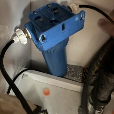 מסנן מים כחול עם צינורות חיבור