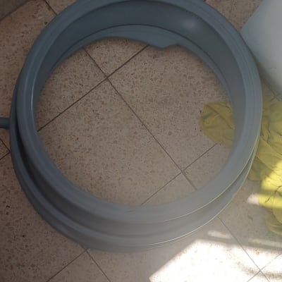 חלק פלסטיק עגול על רצפה עם מטלית ירוקה