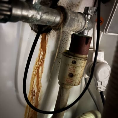 צינור מתכת עם חלודה ונזילה, חיבורי צנרת