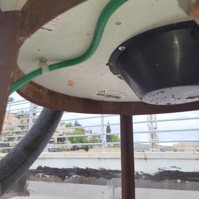 חלק תחתון של דוד שמש עם צינור ירוק