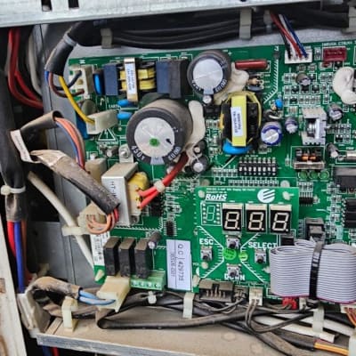 מעגל חשמלי בתוך יחידת מיזוג אוויר