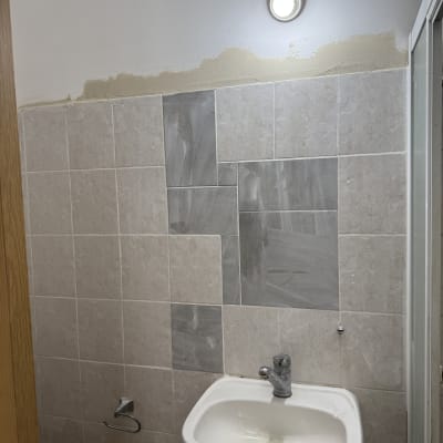 כיור עם ברז, אריחים על הקיר, תיקון קיר