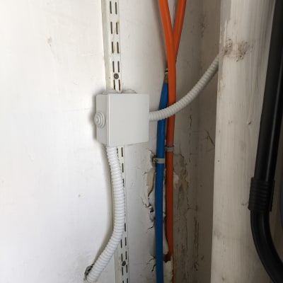 קופסת חיבורים עם צינורות חשמל על קיר