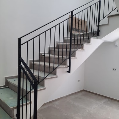 מעקה במדרגות