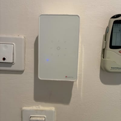 מתג חכם על קיר עם שלט רחוק